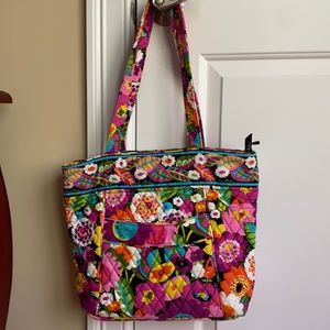 Vera Bradley tote- tons of pockets